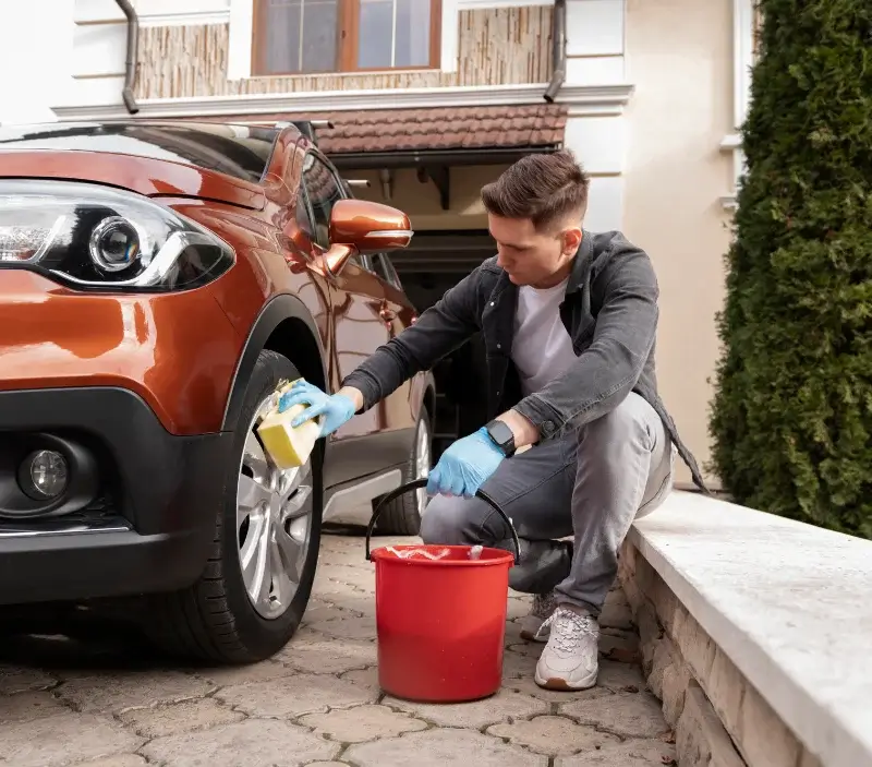 Lavage auto à domicile Bordères-sur-l'Échez : professionnel intervenant sur un véhicule